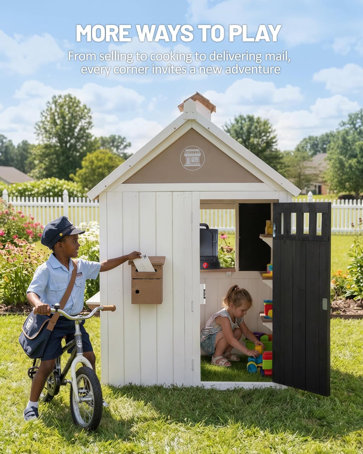 Kids Outdoor Chalkboard - บ้านไม้ซีดาร์สำหรับเด็กเล่นกลางแจ้งแบบ 2-in-1 พร้อมชุดครัวจำลอง ตู้เก็บเงิน กระดานดำ สำหรับสนามหลังบ้าน